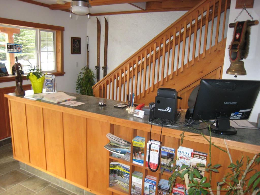 Gateway Motel Radium Hot Springs Extérieur photo